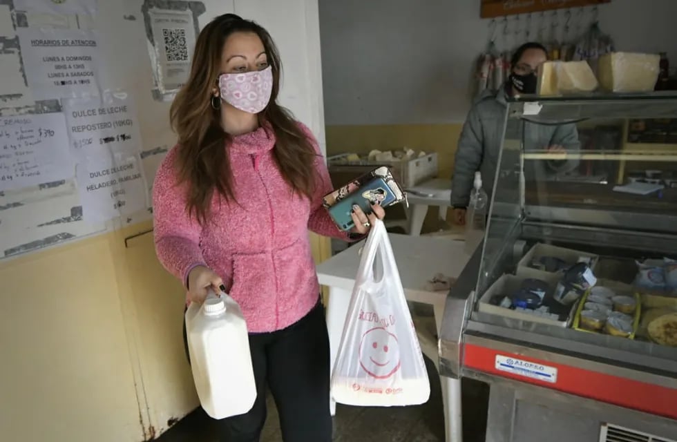 Mendocinos optan por comprar leche en tambos luego de la reciente suba de los lácteos en la provincia.
Foto: Orlando Pelichotti.