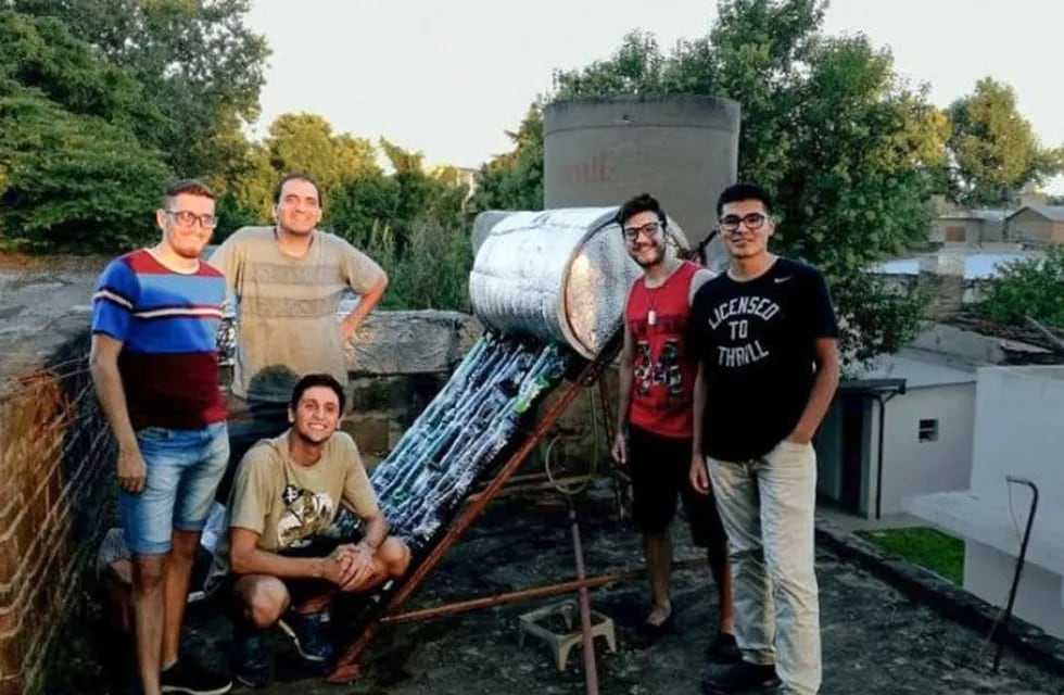 Alumnos rosarinos arman termotanques solares para familias vulnerables (UNR)
