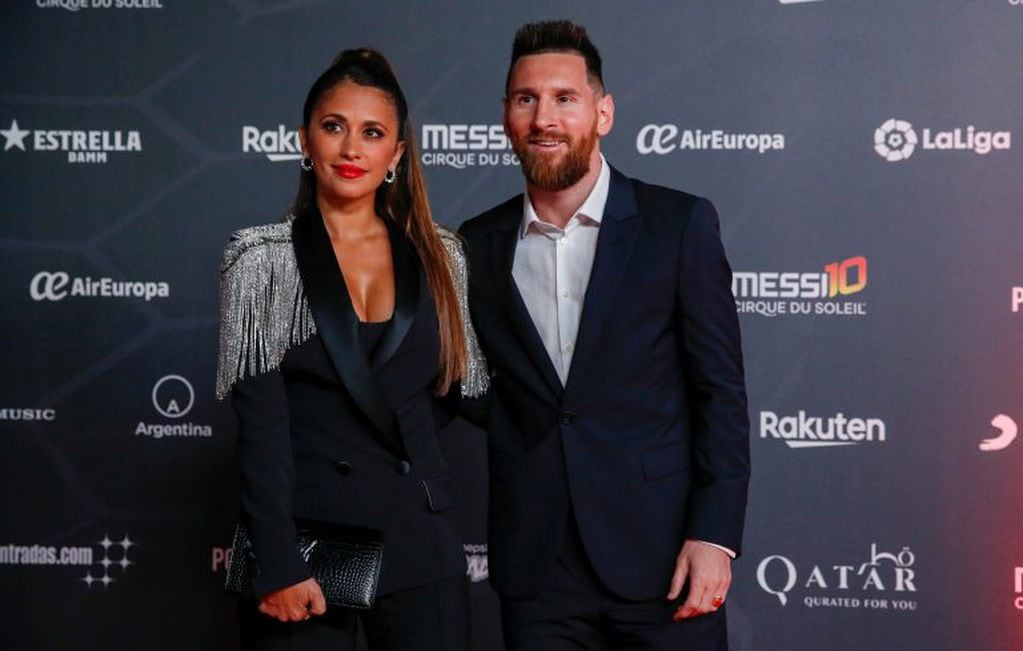 El look de Antonela Roccuzzo durante el estreno de "Messi10". (REUTERS)