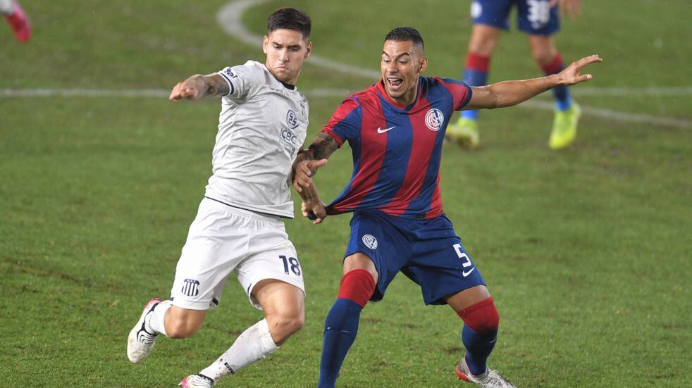 Rodrigo Villagra, jugador de Talleres, disputa el balón con Yeison Gordillo, de San Lorenzo. (Télam)