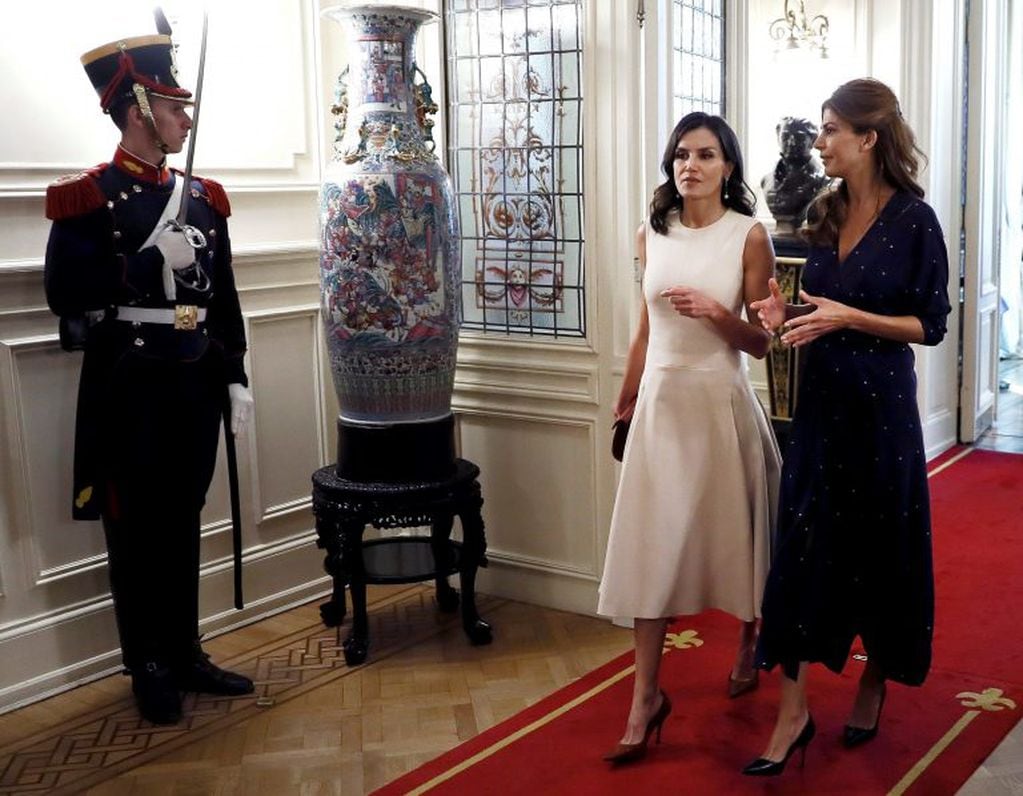 La reina Letizia junto a la primera dama de Argentina, Juliana Awada, durante el encuentro que mantuvieron hoy en Buenos Aires. (Foto: EFE/Mariscal)