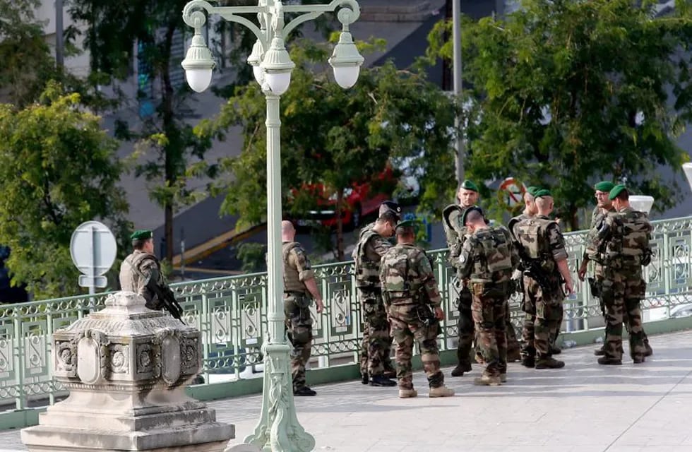 Soldiers gather outside the Saint-Charles train station after French soldiers shot and killed a man who stabbed two women to death at the main train station in Marseille, France, October 1, 2017.  REUTERS/Jean-Paul Pelissier