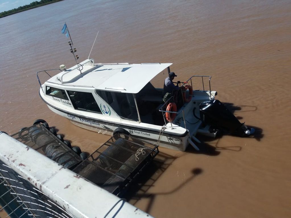Cruzando el Río Paraná en lancha, único medio para poder llegar al otro lado. (Foto gentileza: La radio 102.9).