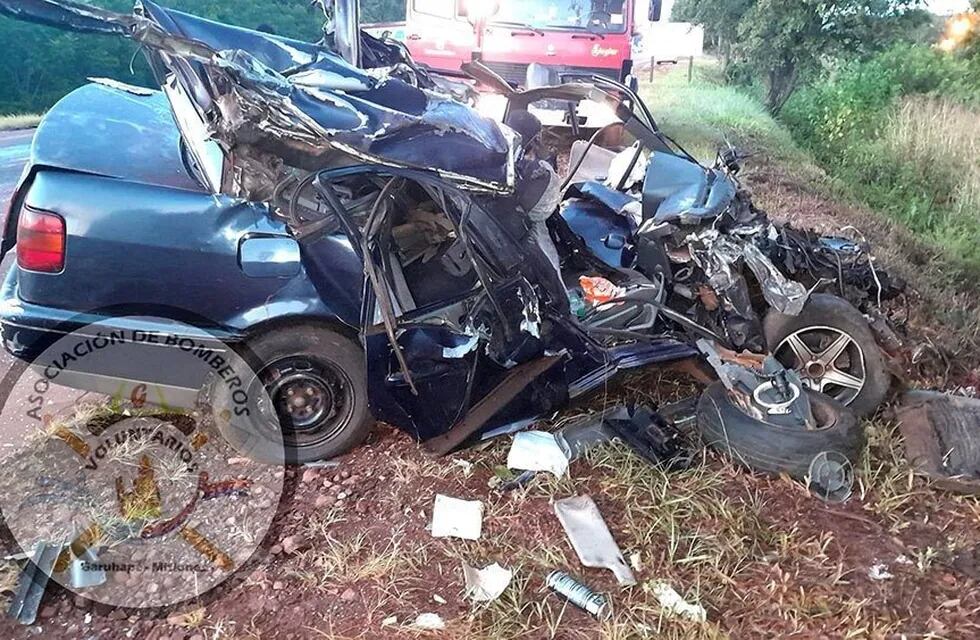 Garuhapé: un hombre falleció debido a un choque entre un auto y un camión.