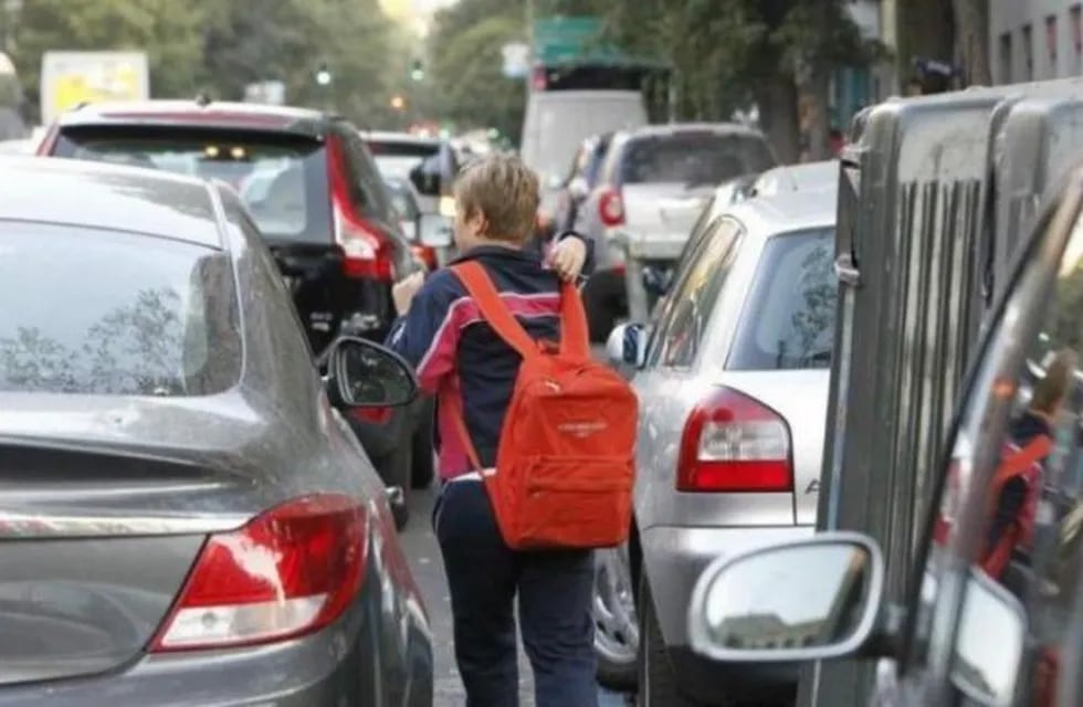Comenzó a regir la prohibición de estacionar frente a escuelas. (Web)