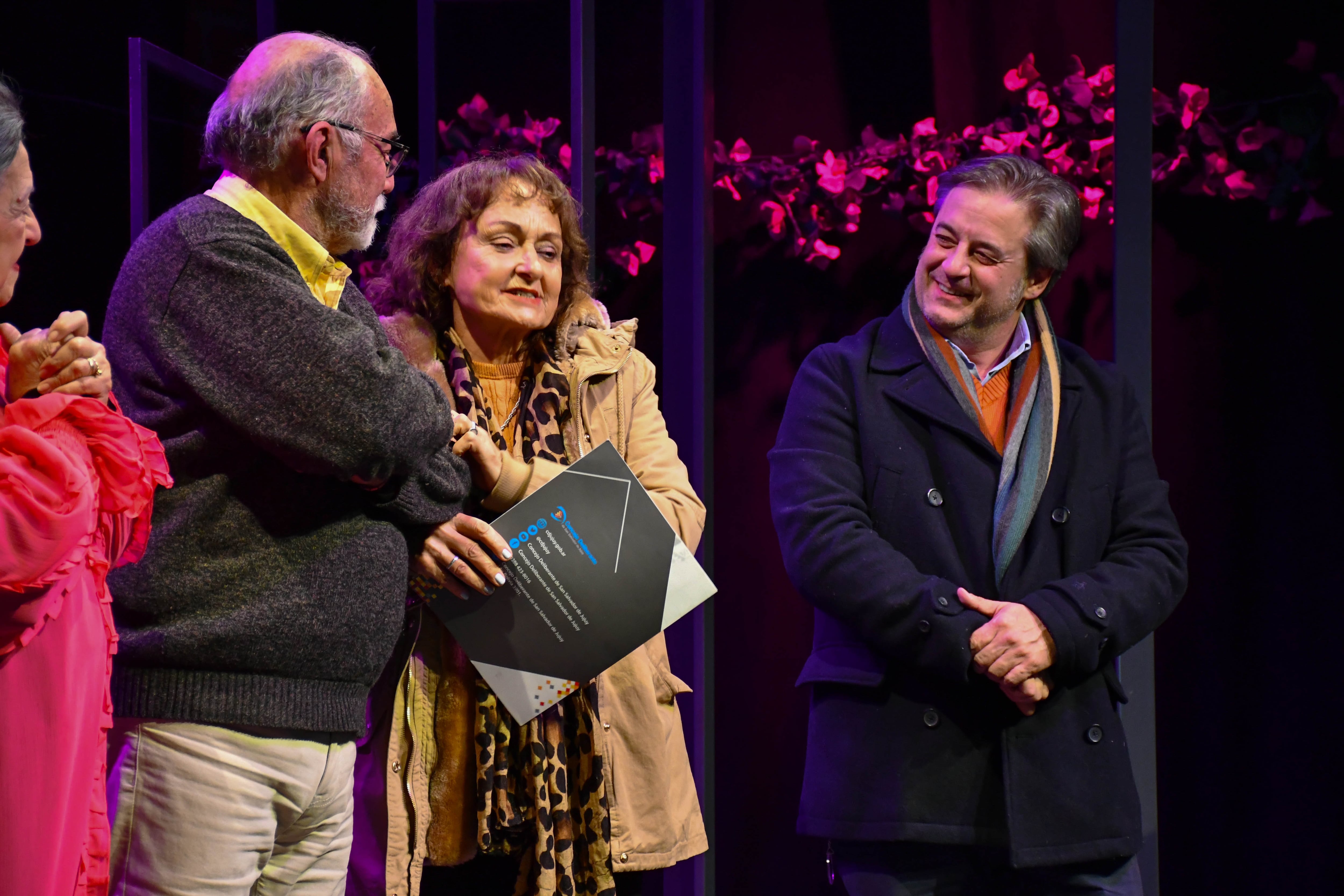 La emoción de Rodolfo Pacheco y Silvia Lettoli, tras recibir el documento de manos del concejal Millón (a la derecha).
