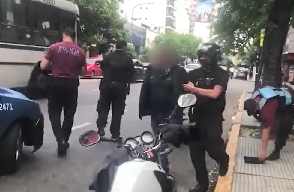 El momento preciso en que la Policía de la Ciudad lleva apresado al dealer. Twitter @NPolicialesBA