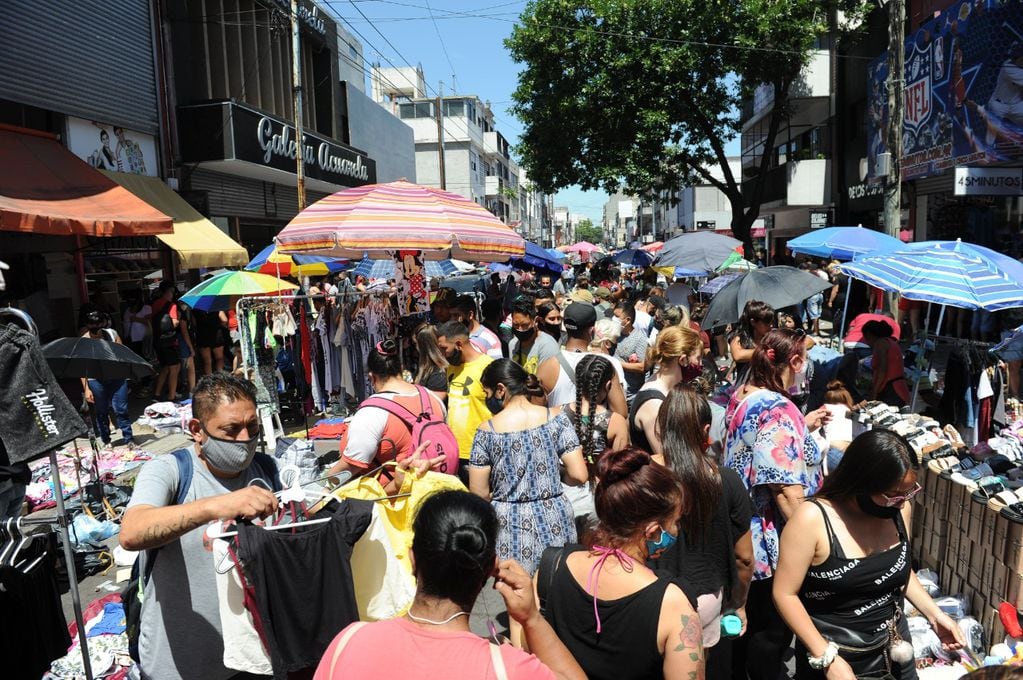 La explosión del comercio informal incidió en la caída de las ventas navideñas del comercio minorista. Foto: Clarín