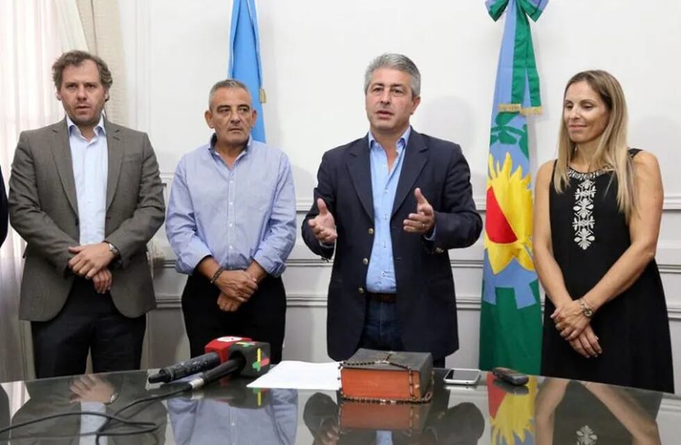 Perretta junto al intendente Martínez, y los secretarios generales Pérez y Rico Zonni.