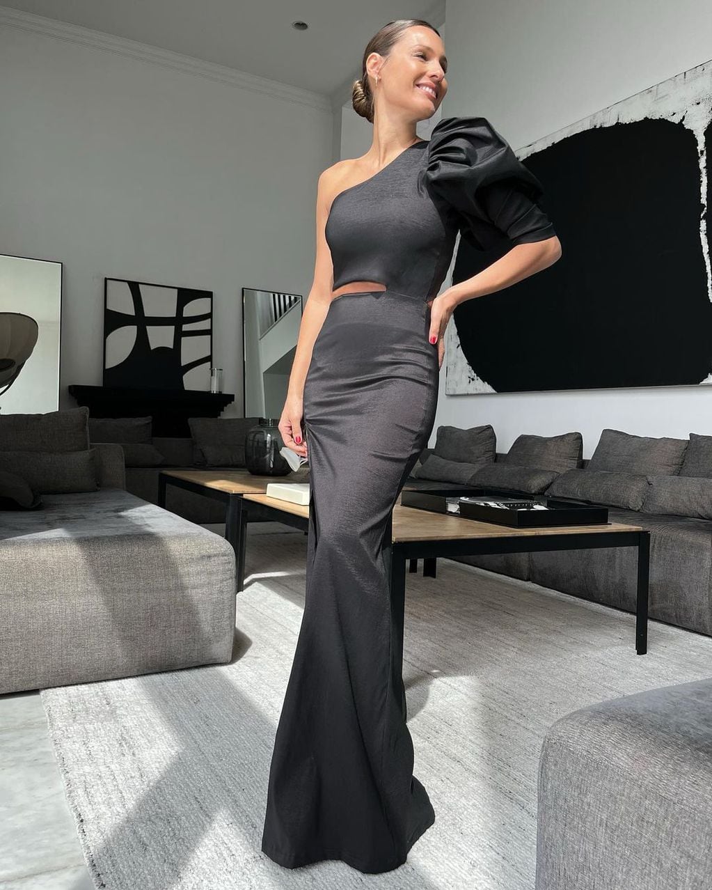 Pampita y un look despampanate: vestido negro con hombreras, corte en la cintura y espalda abierta.