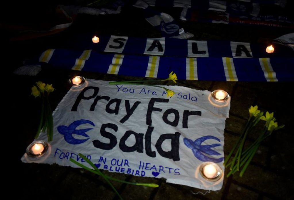 Los seguidores del Cardiff se acercaron a su estadio para dejar flores, bufandas y cartas dedicadas a Sala. (REUTERS)