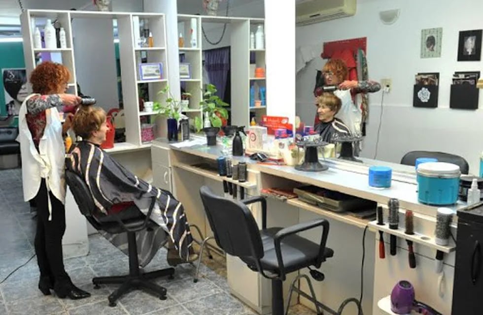 Las peluquerías, uno de los rubros requeridos, reabren sus puertas este viernes en 369 localidades.