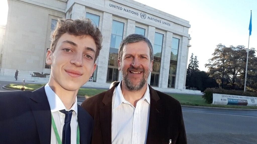 Kurt y su padre Alejandro Ottosen en la sede de las Naciones Unidas en la ciudad suiza de Ginebra.