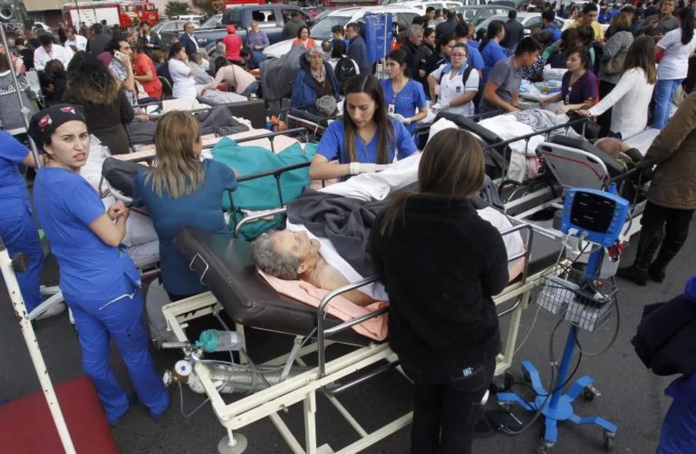 Enfermeros atienden a las víctimas de una explosión de gas en una clínica ubicada al sur de Chile. / AFP PHOTO / ATON CHILE / Dragomir YANKOVIC /