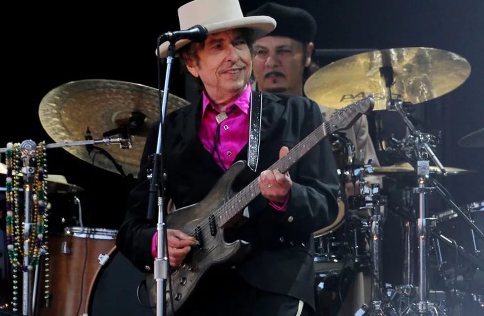 ARCHIVO - El cantante estadounidense Bob Dylan, el 29/10/2016 durante una actuación en Londres, Reino Unido. La Academia Sueca informó el 29/03/2017 que el artista recogeru00e1 este fin de semana la medalla y el diploma del Premio Nobel de Literatura que ganó