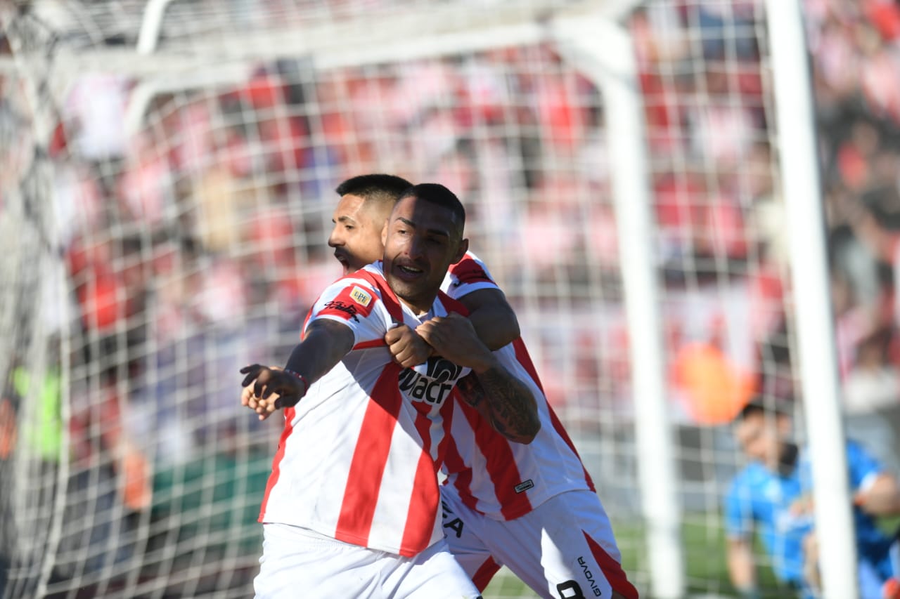 El festejo de Fernando Alarcón para el 1-0 de Instituto ante Platense por la Liga Profesional. (Javier Ferreyra / La Voz)