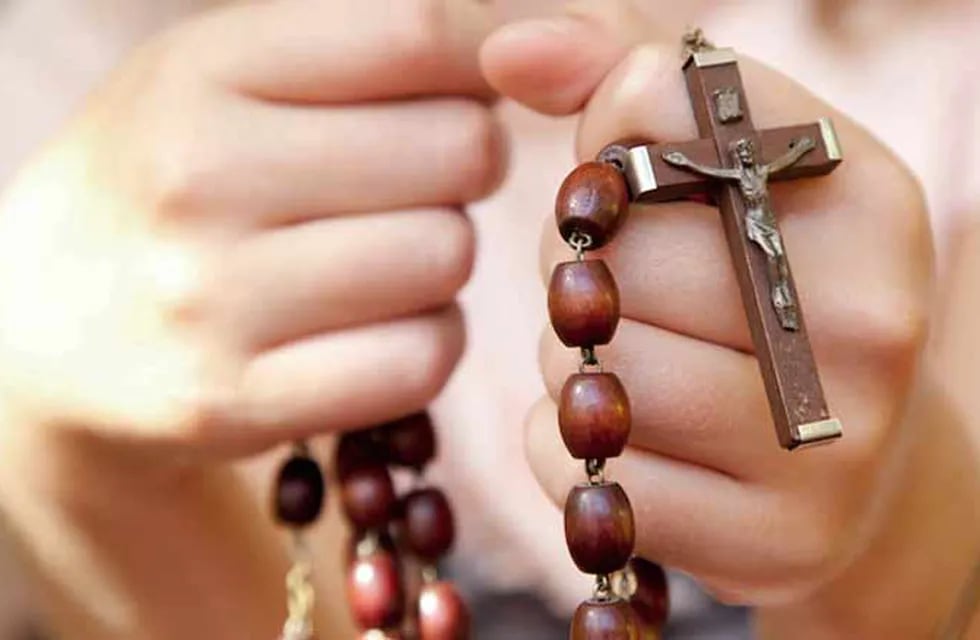Mujeres rezando el rosario