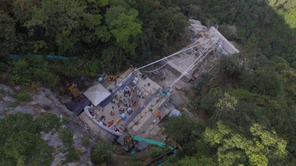 Vista de un puente en construcción entre Villavicencio y Bogotá, Colombia, que colapsó el 15/01/2018.  (Vinculado al texto de dpa "Colapso de puente vehicular en Colombia causa nueve muertes") foto: Santiago Molina/colprensa/dpa