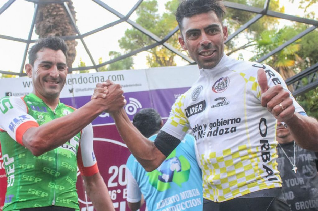 Laureano Rosas (malla amarilla) y Juan Pablo Dotti (verde), en el saludo símbolo de la Vuelta de Mendoza.