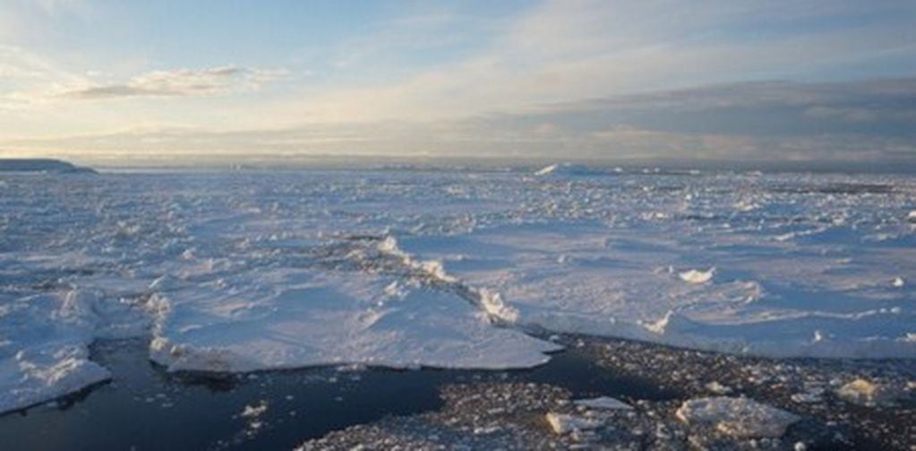 El Mar de Weddell se ubica al Este de la Península Antártica, ocupando una superficie de alrededor de 3 millones de kilómetros cuadrados.