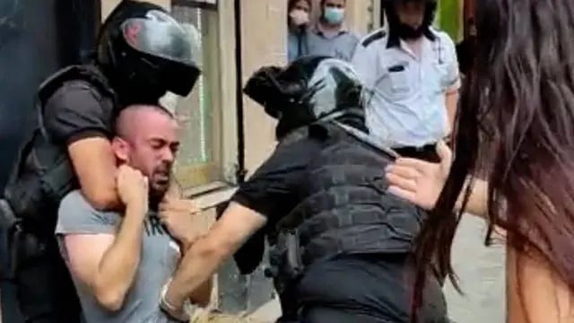 Feroz ataque policial a un trabajador