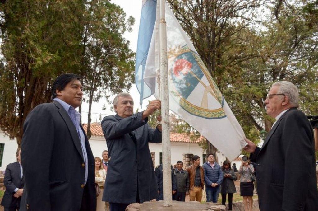 El gobernador Morales iza la Bandera de la Libertad Civil escoltado por el intendente Herrera y el obispo Olmedo.