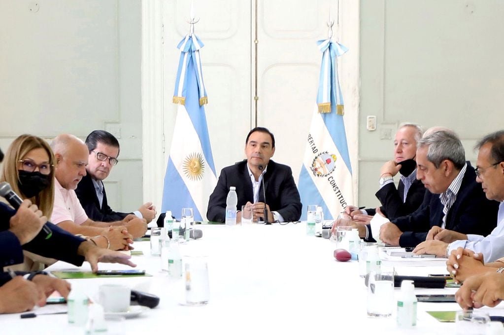 Reunión entre Gustavo Valdés y ministros de Corrientes.