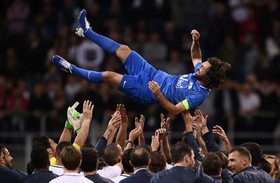 Andrea Pirlo tuvo su merecida despedida del fútbol en Milán, pero luego fue escrachado en un total estado de ebriedad. / AFP PHOTO / MARCO BERTORELLO