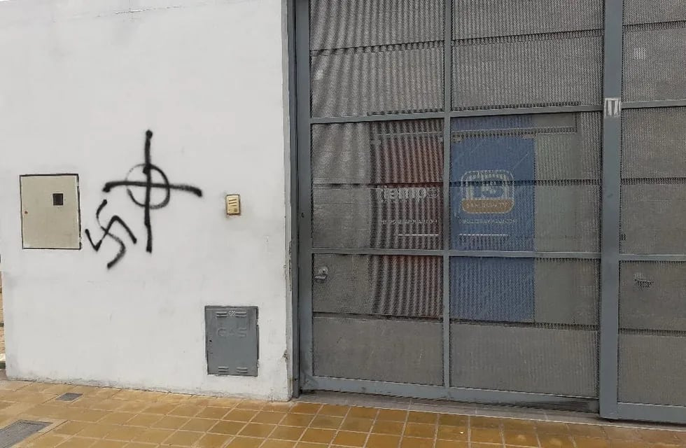 La pintada del símbolo nazi en la puerta de los dos medios sanjuaninos.