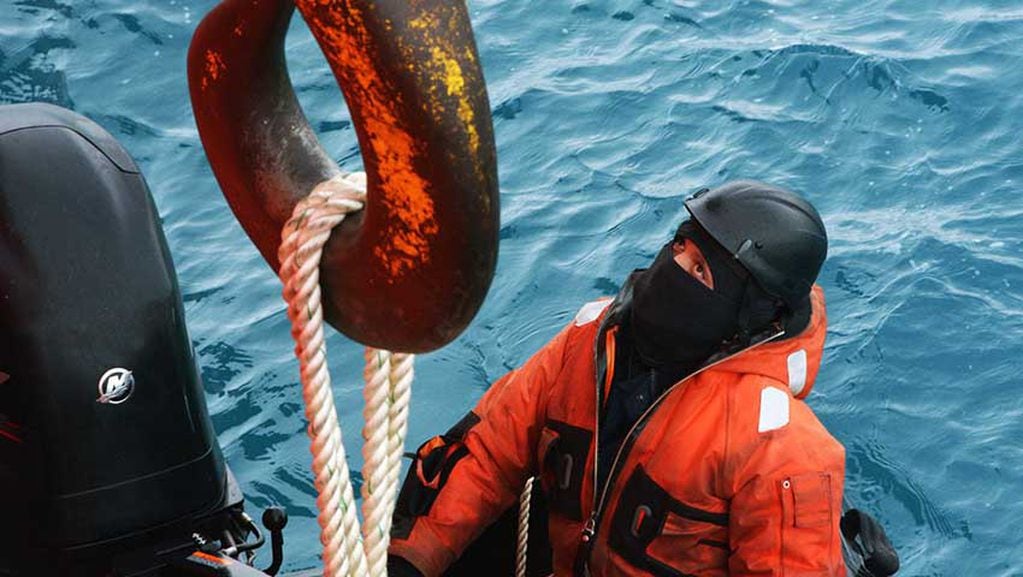 Durante la Campaña Antártica de Verano (CAV 2022/23) Tolaba tuvo a cargo un equipo compuesto por nadadores de rescate y buzos tripulantes del rompehielos ARA "Almirante Irízar".