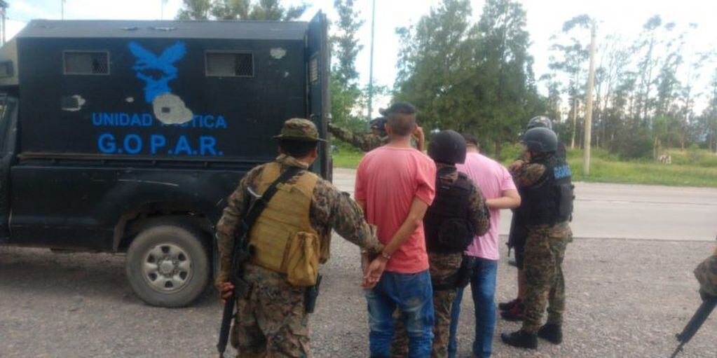 Seis personas fueron detenidas durante el operativo. (Prensa Policía de Salta)