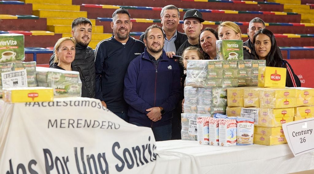 Daniel Orozco estuvo presente en la entrega de alimentos en Las Heras. La Fiesta de la Cosecha recaudó más de 5 mil kilos de alimentos para comedores y merenderos.