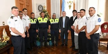 Gobernador Osvaldo Jaldo destacó a los policías que ayudaron en el primer nacimiento del año