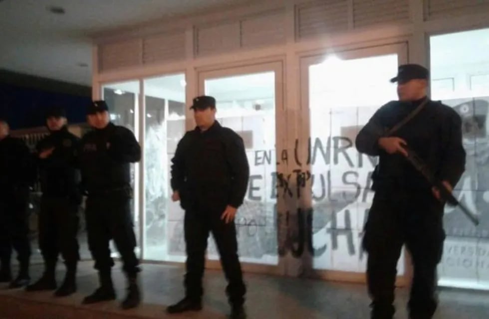 Efectivos de la Policía Federal impidieron el acceso de manifestantes a la UNRN.