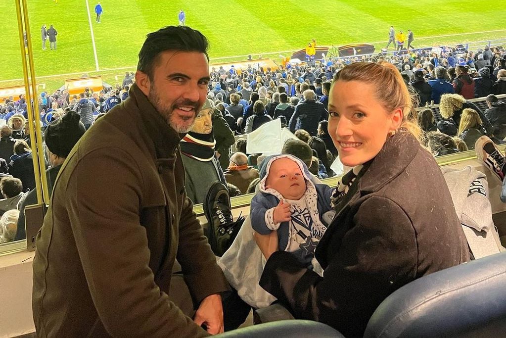 Fabián Cubero y Mica Viciconte viendo a Vélez con su pequeño hijo. (Instagram).