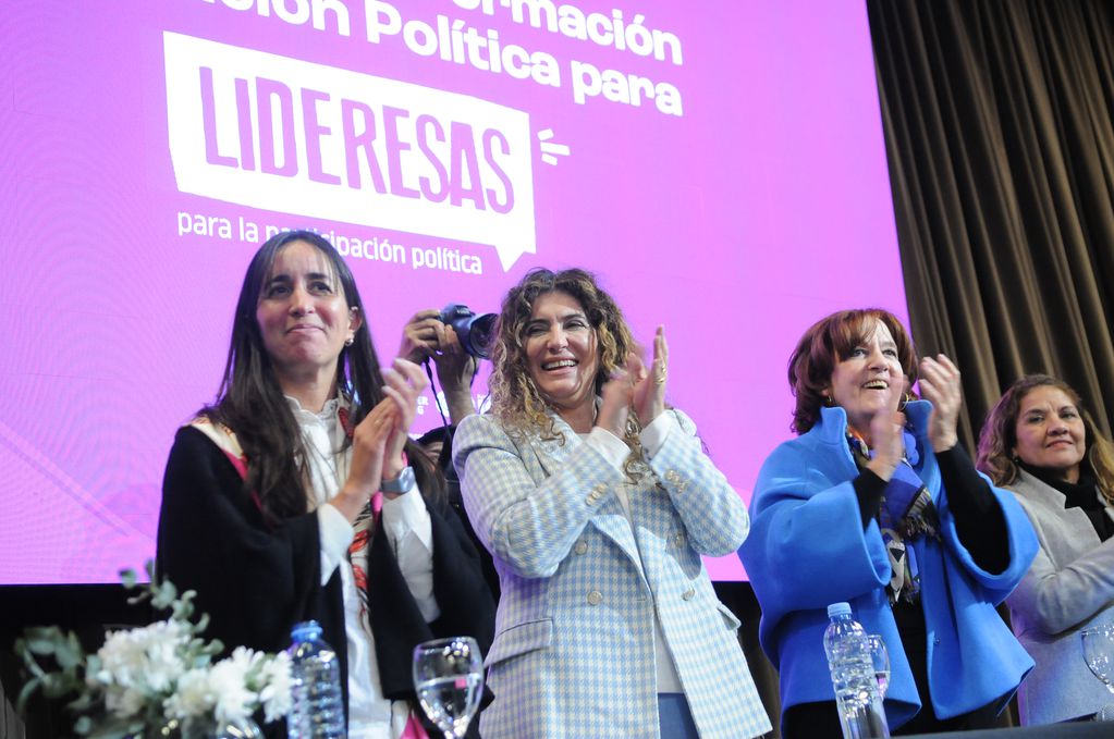 Encuentro de mujeres Lideresas en el Panal con la presencia de las intendentas mujeres electas en la provincia.