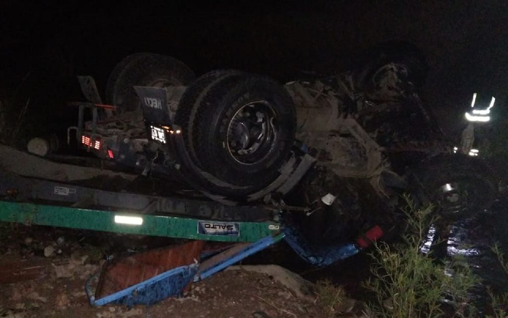 El camionero oirundo de Guaymallén volcó, cayó al río y murió en la ruta 7 (Prensa Gendarmería Nacional)