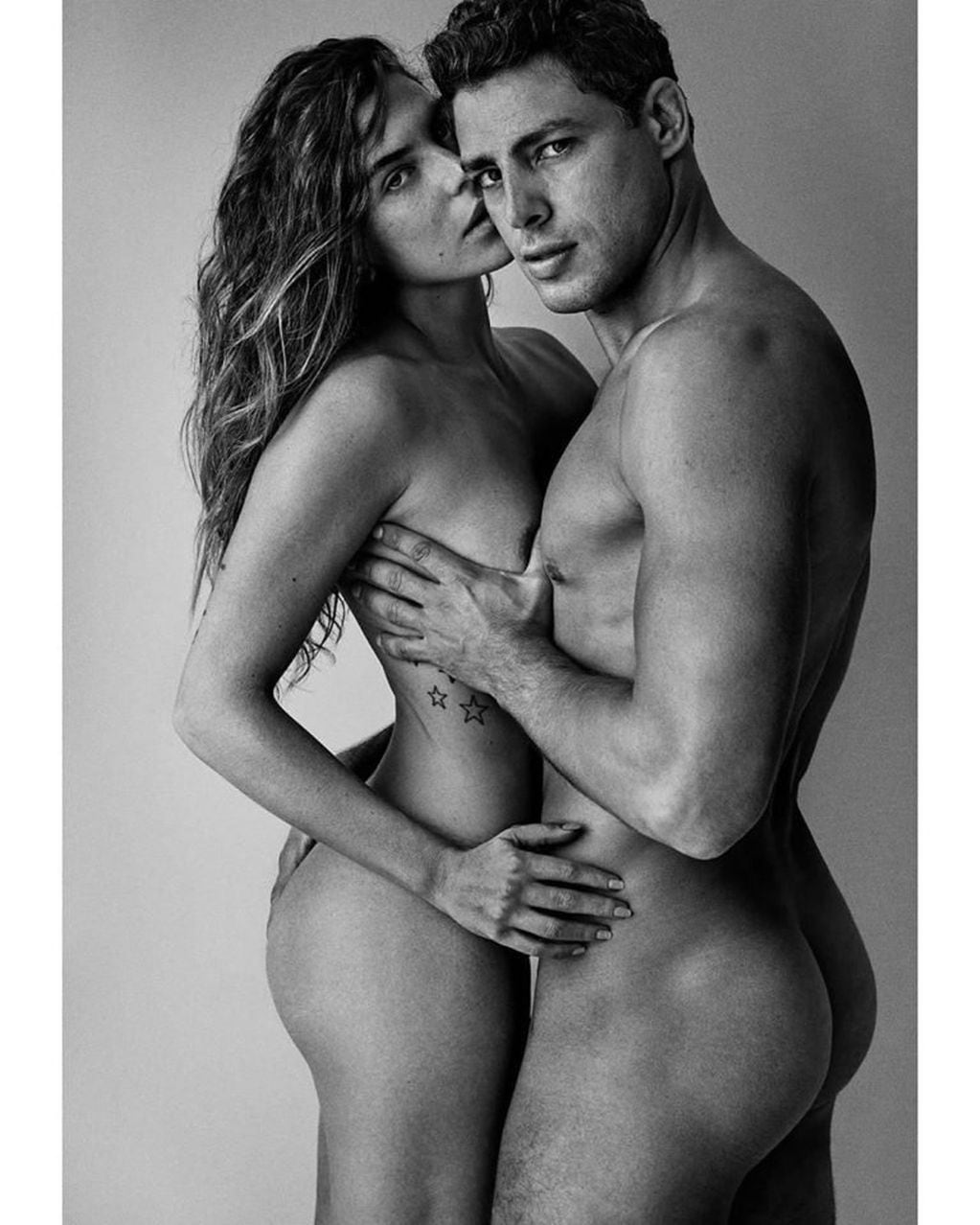 Jorgito de Avenida Brasil posó desnudo junto a su novia y causó furor (Foto: Instagram/cauareymond)