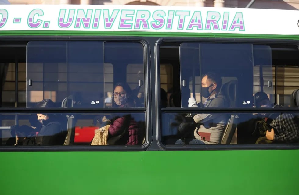 Colectivos con ventanas abiertas para ventilar las unidades ante el avance de la segunda ola de COVID-19. (Clarín)