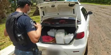 Secuestraron dos vehículos con bidones de combustible ilegal en Puerto Iguazú