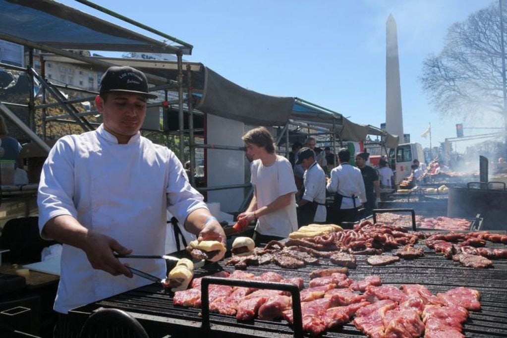 Los asadores pusieron todo a la  parrilla.