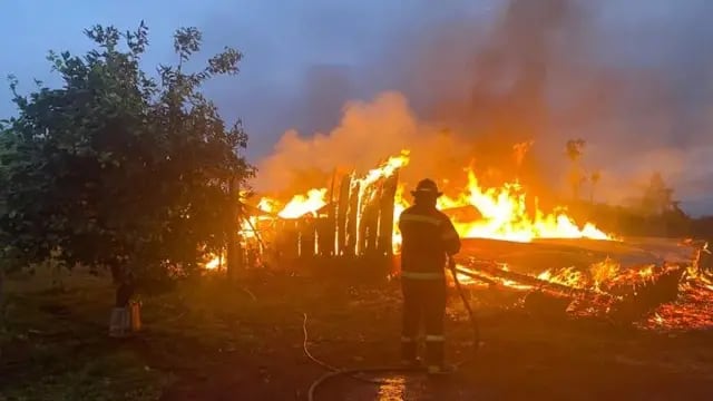 Oberá: una fábrica de bolsas fue consumida a raíz de un incendio