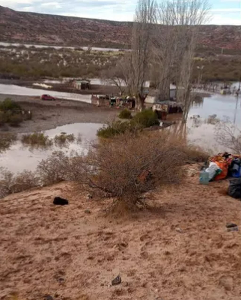 Como consecuencia de las inundaciones en Neuquén, una familia debe dormir en una cueva.