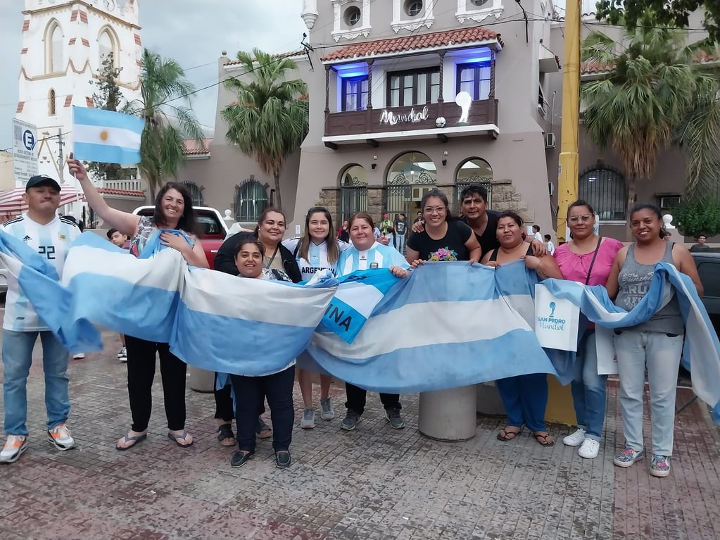 Un "banderazo" reunió a los vecinos sampedreños en la plaza principal, frente al edifico central de la Municipalidad.