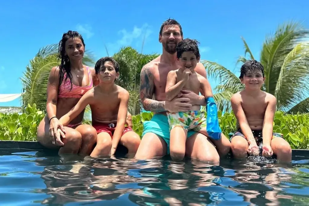 Antonela Roccuzzo y Messi junto a sus hijos.