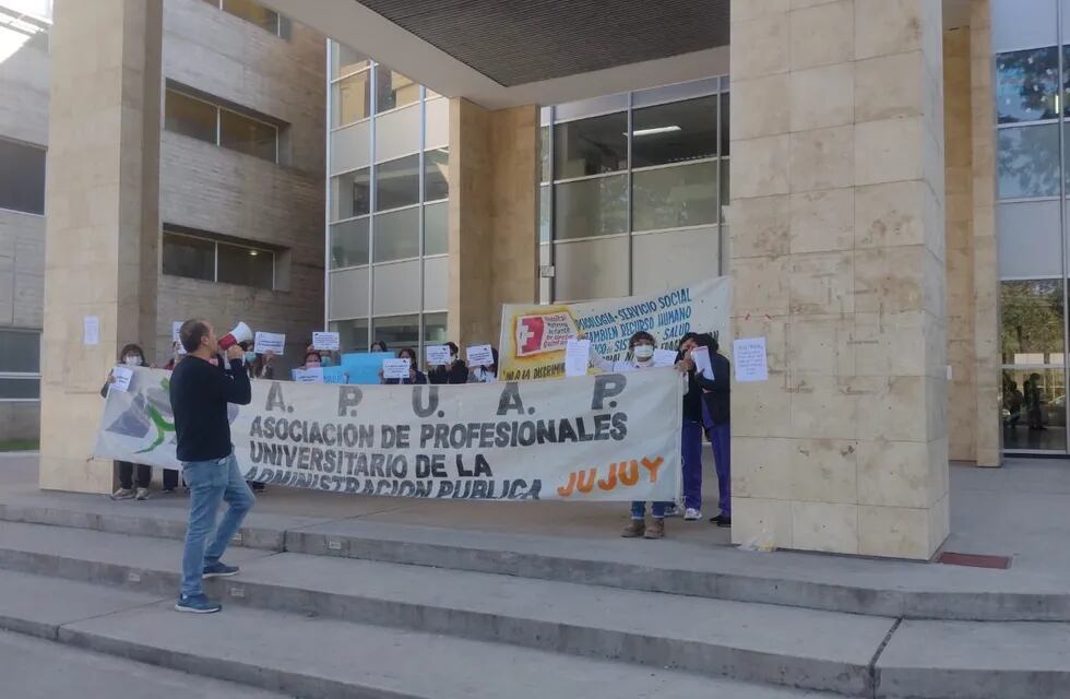El secretario general de la Asociación de Profesionales Universitarios de la Administración Pública (Apuap), Nicolás Fernández, encabezó la protesta a las puertas del Hospital Materno Infantil.