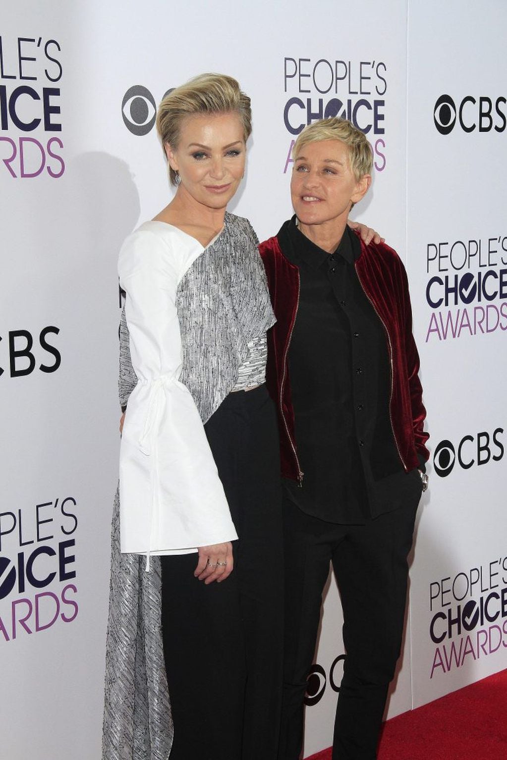 La presentadora de televisión Ellen DeGeneres (dcha) y su esposa, la actriz Portia de Rossi, posan para los fotógrafos durante la ceremonia de entrega de los premios People's Choice Awards 2017 en Los Ángeles, California (Foto: EFE)
