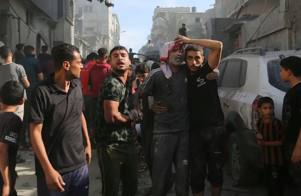 Palestinos evacuan a sobrevivientes tras los bombardeos israelíes sobre Rafah, en la Franja de Gaza, el 30 de octubre de 2023.