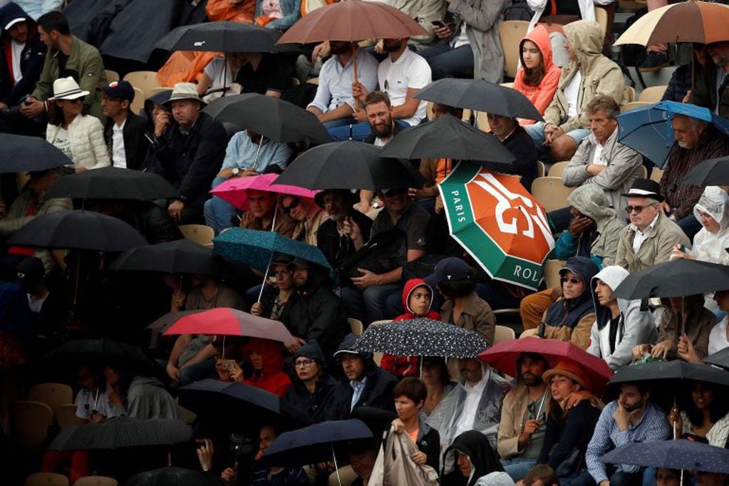 Varios espectadores presencian, con paraguas, el encuentro entre Del Potro y Cilic