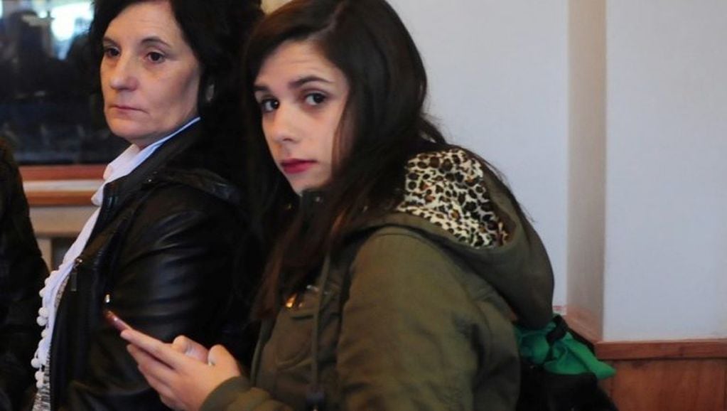 Carla Pastorizzo, con el pañuelo verde a favor del aborto legal en su mochila.